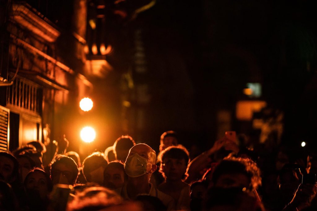 Spettatori nel buio del Vicolo della Cultura